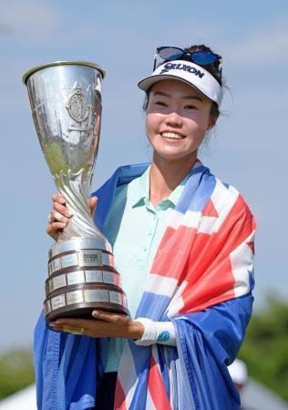 　プレーオフを制してメジャー初優勝を果たし、笑顔を見せるグレース・キム＝エビアン・リゾートＧＣ（共同）