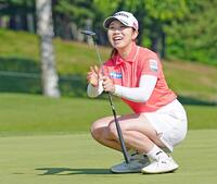 　優勝パットを沈め、笑顔を見せる内田ことこ（撮影・武藤健一）