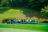 クマの目撃情報があった女子ゴルフ、明治安田レディースの会場を見回る大会関係者ら＝16日、宮城県富谷市（ゲッティ＝共同）