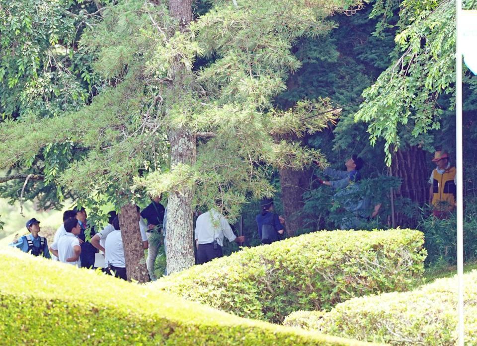 　クマ出没でプロアマ戦が中止、コース横の林の中を調べる関係者