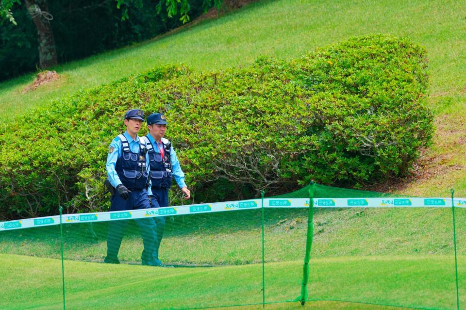 クマの目撃情報があった女子ゴルフ、明治安田レディースの会場を見回る警察官＝16日、宮城県富谷市（ゲッティ＝共同）