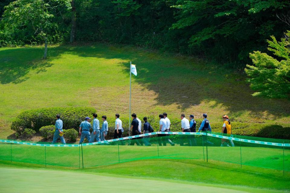クマの目撃情報があった女子ゴルフ、明治安田レディースの会場を見回る大会関係者ら＝16日、宮城県富谷市（ゲッティ＝共同）