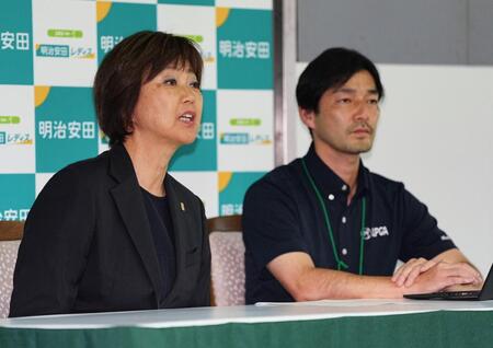 　１８日の大会開催について記者会見をする、ＪＬＰＧＡの小林浩美会長（左）と志賀崇紘トーナメントプロデューサー