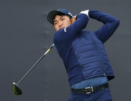 　第１ラウンド、１番でティーショットを放つ金谷拓実＝ロイヤルポートラッシュＧＣ（共同）