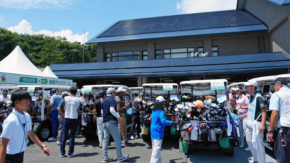 　クマ出没でプロアマ戦が中止になり混乱するクラブハウス前