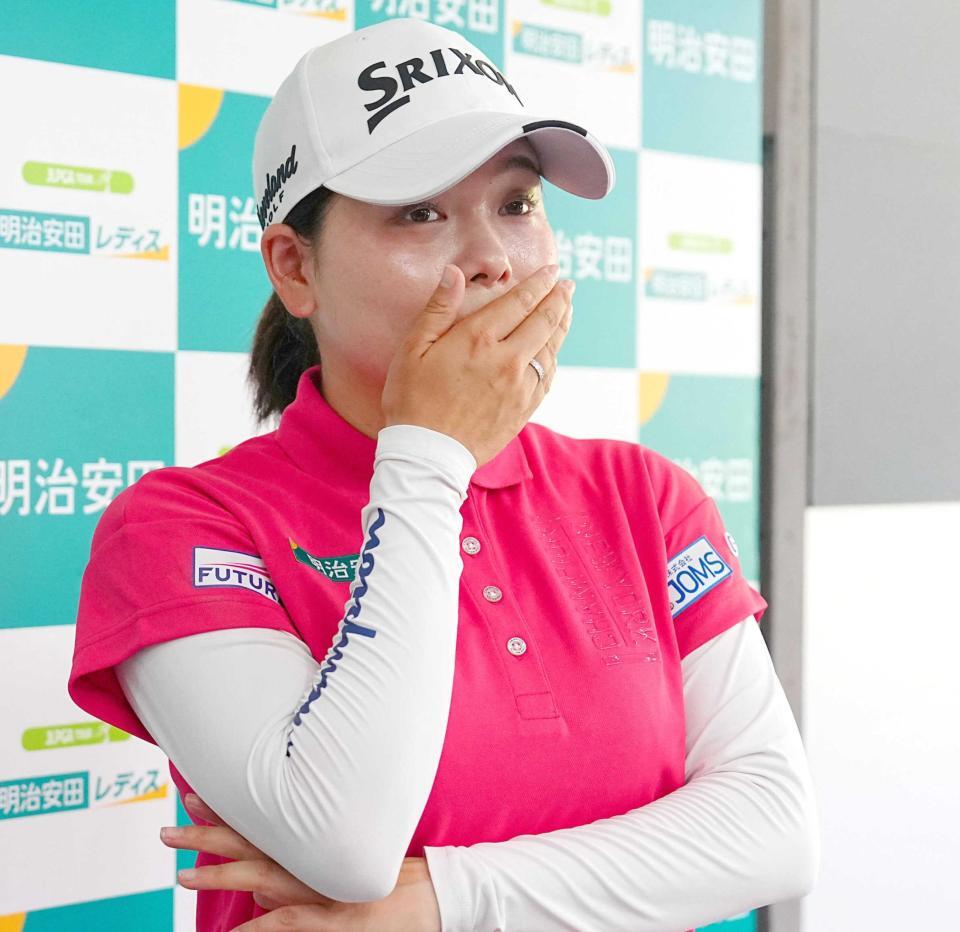 　報道陣の質問に答える勝みなみ