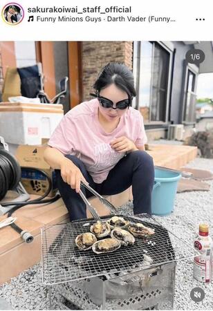 　ゴーグルをしてバーベキューをする小祝さくら（ｓａｋｕｒａｋｏｉｗａｉ＿ｓｔａｆｆ＿ｏｆｆｉｃｉａｌより）