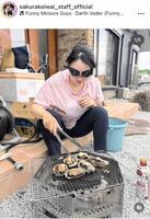 　ゴーグルをしてバーベキューをする小祝さくら（ｓａｋｕｒａｋｏｉｗａｉ＿ｓｔａｆｆ＿ｏｆｆｉｃｉａｌより）