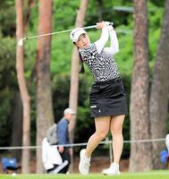 　スイングする小祝さくら