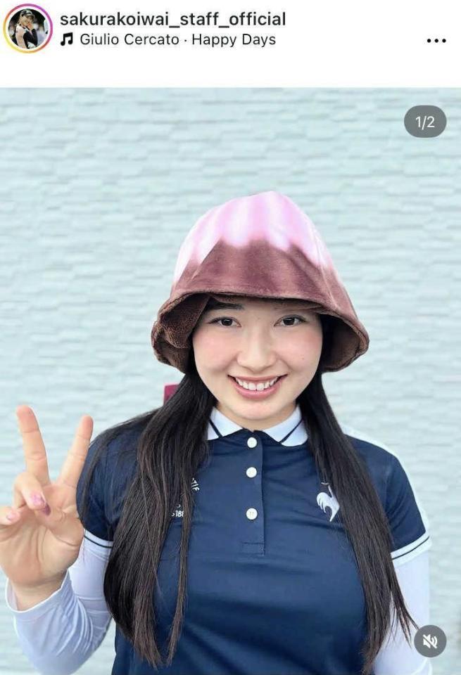 　サウナハットをかぶりＶサインする小祝さくら（ｓａｋｕｒａｋｏｉｗａｉ＿ｓｔａｆｆ＿ｏｆｆｉｃｉａｌより）