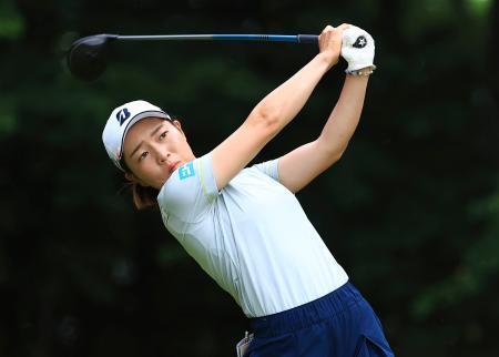 　第２日、１１番でティーショットを放つ佐藤心結。通算１２アンダーで首位＝仙台クラシックＧＣ