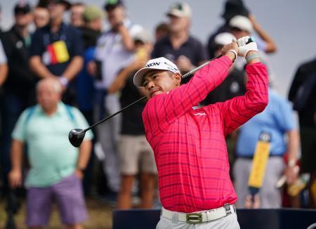 　第３ラウンド、９番でティーショットを放つ松山英樹＝ロイヤルポートラッシュＧＣ（共同）