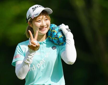 　８番でバーディーを決め、笑顔でポーズを決める都玲華（撮影・武藤健一）