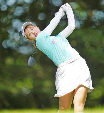 　７番でティーショットを放つ都玲華