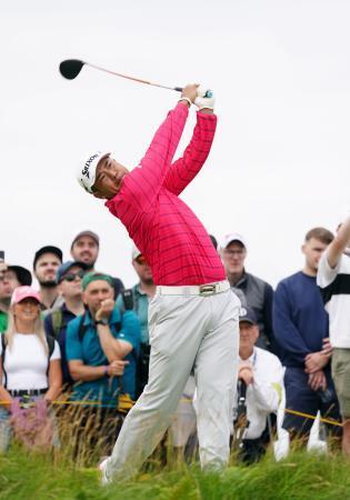 　第３ラウンド、１４番でティーショットを放つ松山英樹＝ロイヤルポートラッシュＧＣ（共同）