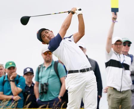　第３ラウンド、１４番でティーショットを放つ金谷拓実＝ロイヤルポートラッシュＧＣ（共同）