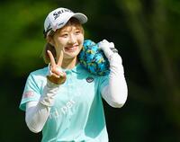 　８番でバーディーを決め、笑顔でポーズを決める都玲華（撮影・武藤健一）