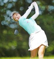 　７番でティーショットを放つ都玲華