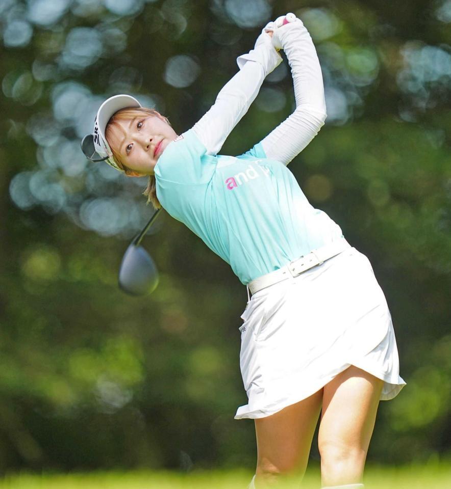 　７番でティーショットを放つ都玲華