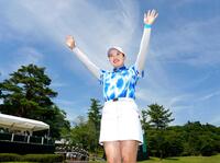 　今季初優勝を果たし、笑顔を見せる小祝さくら