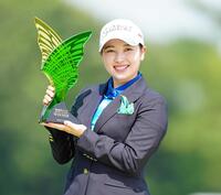 　今季初優勝を果たし、トロフィーを手に笑顔を見せる小祝さくら