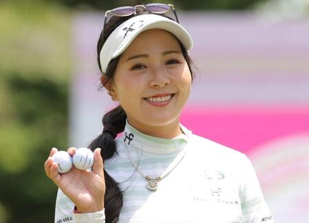 【写真】成田美寿々がまるで宝塚の男役のよう!青木瀬令奈も思わずウットリした表情