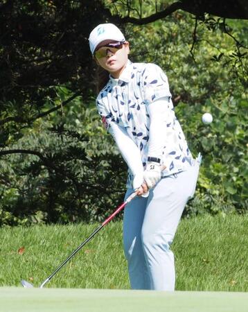 　７番でアプローチショットする古家翔香