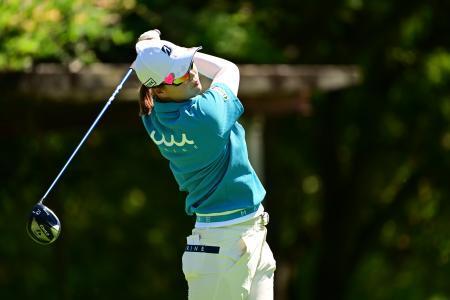 　東建託いい部屋ネット・レディース第２ラウンド、１３番でティーショットを放つ福山恵梨＝２５日、福岡県ザ・クイーンズヒルＧＣ（ゲッティ＝共同）