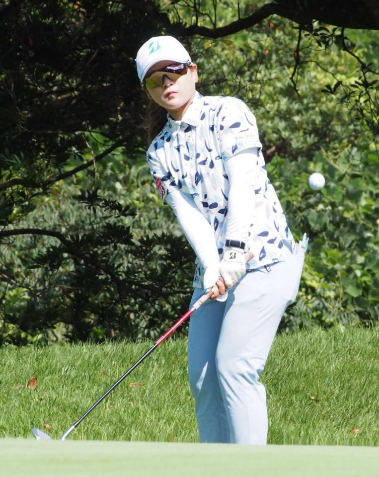 　７番でアプローチショットする古家翔香