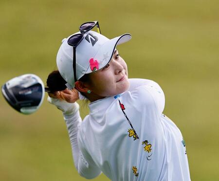 　通算８アンダーで２位の川崎春花