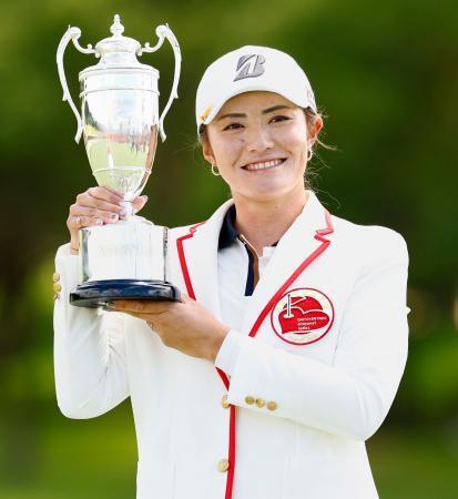 　通算１７アンダーで優勝し、トロフィーを手に笑顔の渡辺彩香＝ザ・クイーンズヒルＧＣ