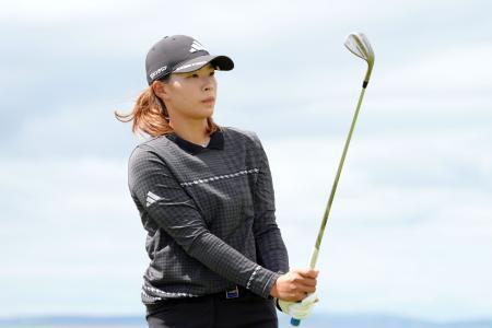 　調整する渋野日向子＝ロイヤルポースコールＧＣ（共同）