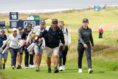 　調整する渋野日向子（右端）＝ロイヤルポースコールＧＣ（共同）