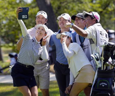 　チャリティーペアマッチを終え、記念撮影する金沢志奈（前列左）、石川遼（後列左）ら＝能登ＣＣ