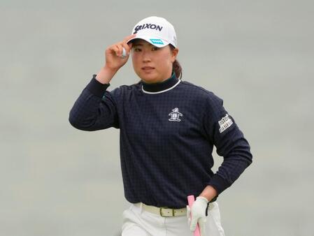 　２番でバーディーを決め、拍手に応える竹田麗央（共同）