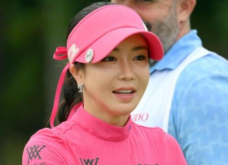 【写真】プールやエステに豪華ディナーも　人気美女ゴルファーが「バンコクでの６日間」を投稿　「相変わらずの美貌」