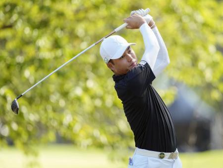 　第２日、１０番でティーショットを放つ古川龍之介。通算１５アンダーで首位＝能登ＣＣ
