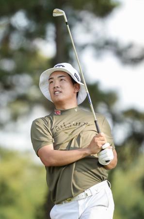 　第２日、９番でティーショットを放つ河本力。通算１５アンダーで首位＝能登ＣＣ