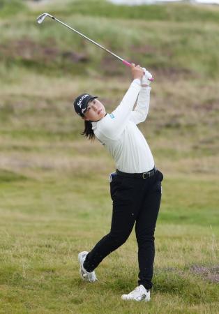 　第２ラウンド、２番で第２打を放つ竹田麗央＝ロイヤルポースコールＧＣ（共同）