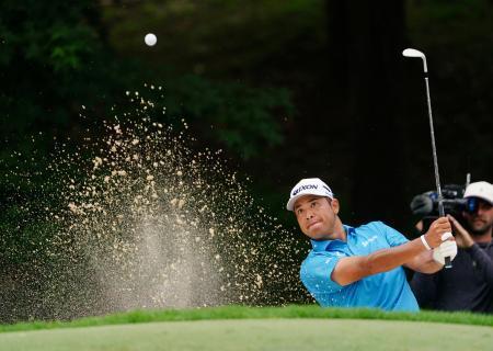 　第２ラウンド、５番でバンカーショットを放つ松山英樹。通算４アンダー＝セッジフィールドＣＣ（共同）