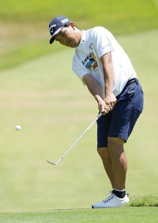 　第３日、１１番でアプローチショットを放つ河本力。通算１９アンダーで首位＝能登ＣＣ