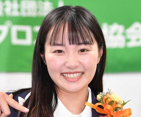 「絶対領域　めちゃんこキュート」人気女子ゴルファーが斬新コーデ　私服にゴルフ靴下姿に反響「脚長い」「モデルさんですか！？」
