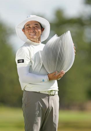 　通算２４アンダーで優勝した池村寛世＝能登ＣＣ