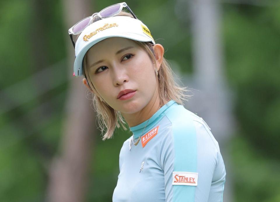 夏の女神」「なんて美スタイルなん」 人気女子ゴルファーが「夏休みっ
