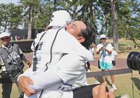 　優勝を果たし、キャディーを務めた妻琴音さんと抱き合う池村寛世（撮影・伊藤遼）