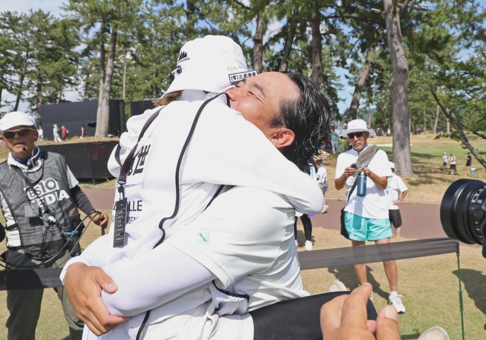 　優勝を果たし、キャディーを務めた妻琴音さんと抱き合う池村寛世（撮影・伊藤遼）