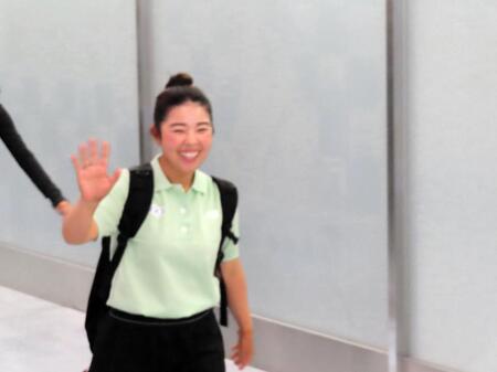 　満面の笑みで到着口に姿を見せた山下美夢有