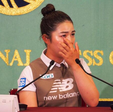 　涙で家族への感謝を語る山下美夢有