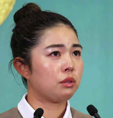 　会見で涙ながらに家族への感謝を述べる山下美夢有（撮影・棚橋慶太）
