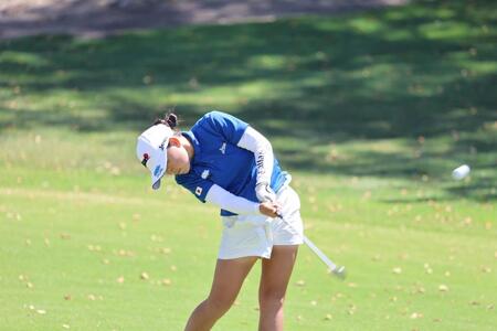 　ショットを放つ道上稀唯